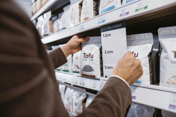 Store shelf display Tofu cat litter packages on store shelf with size labels (ID#3)